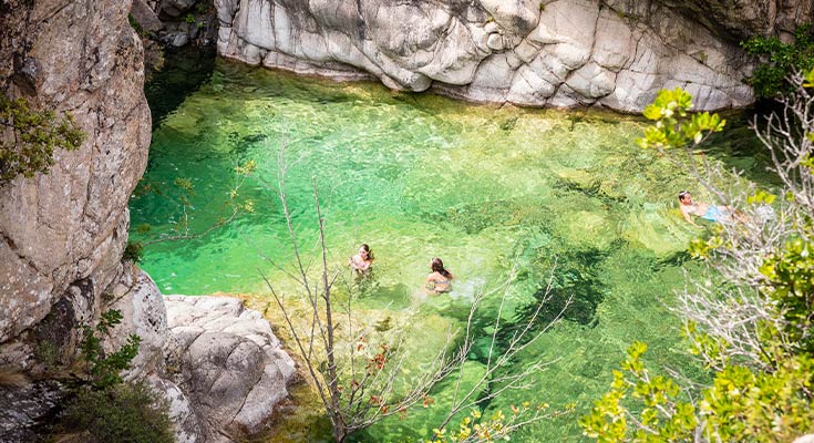 groupe se baignant dans la rivière Solenzara