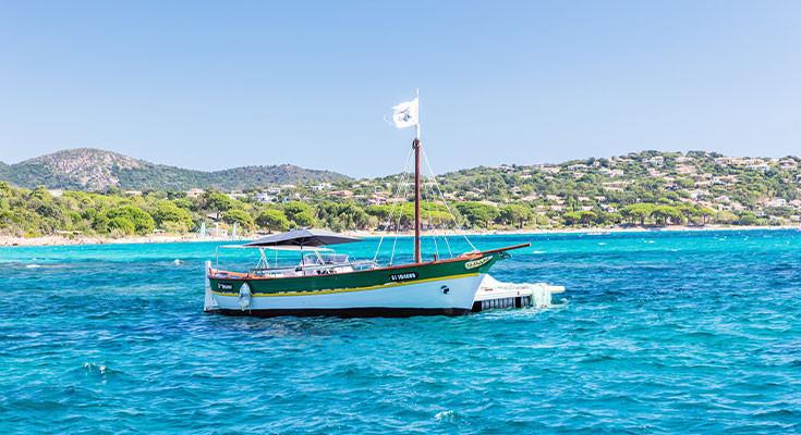 bateau sur les eaux turquoise de la Méditerranée