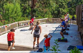 vacanciers profitant d'un cours de fitness en extérieur