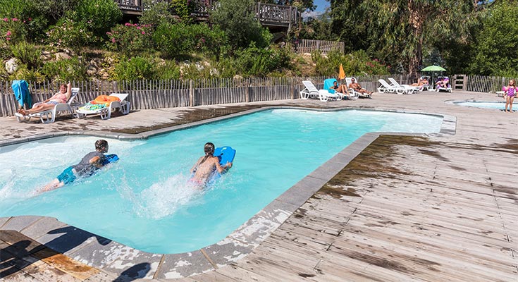 enfants jouant dans la grande piscine de l'espace aquatique