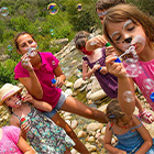 animatrice et enfants faisant des bulles au club enfants