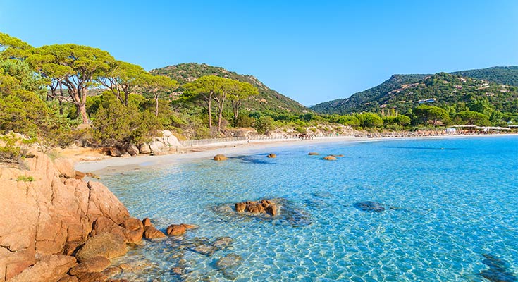 plage de sable fin en Corse