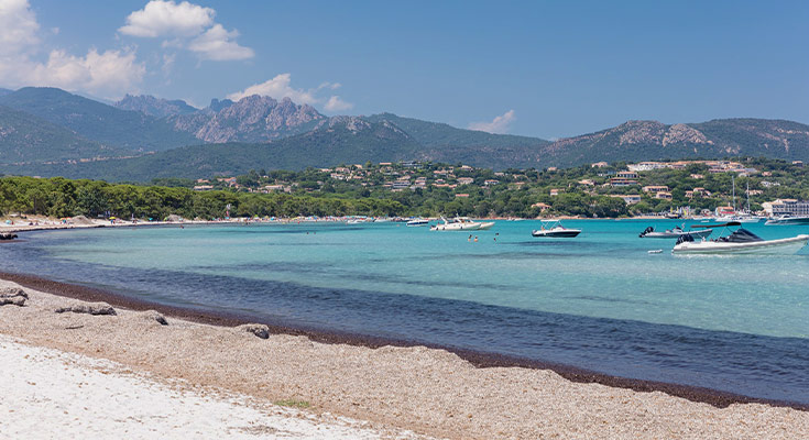 plage, bateaux et montagnes corses