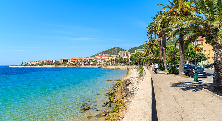 couple marchant sur la promenade d'Ajaccio