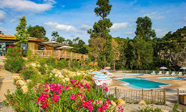 Restaurant avec vue panoramique sur la piscine et la nature