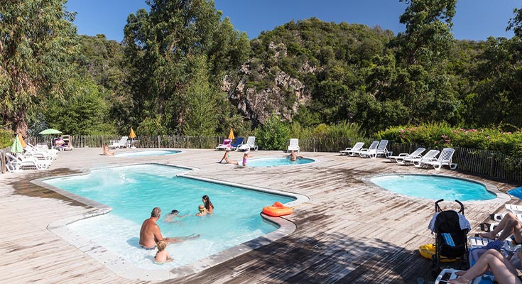 vacanciers profitant des piscines de l'espace aquatique