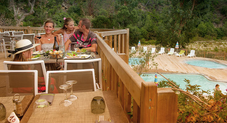 famille sur la terrasse ombragée du restaurant