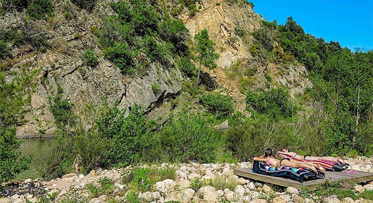 deux femmes profitant des transats au bord de la rivière