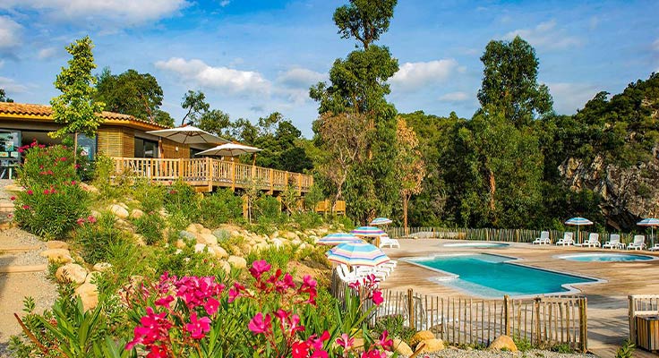 restaurant du camping avec sa terrasse dominant l'espace aquatique